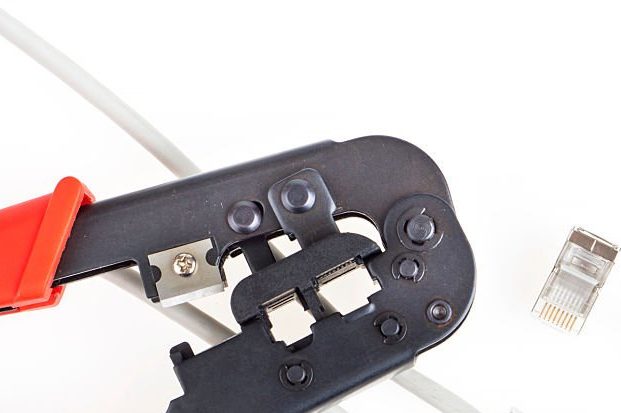 Crimpen von Steckverbindungen und Konfektionierung von Kabeln für Industrieanwendungen