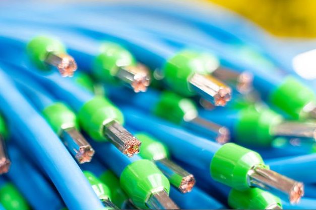 Individuelle Kabelkonfektion mit konfektionierten Leitungen und Steckverbindern für Industrieanwendungen