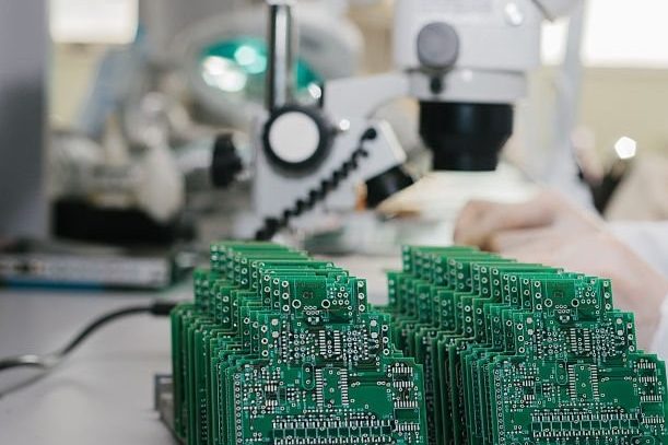 Qualitätsprüfung und Endkontrolle von Leiterplatten mit elektrischer Funktionsprüfung