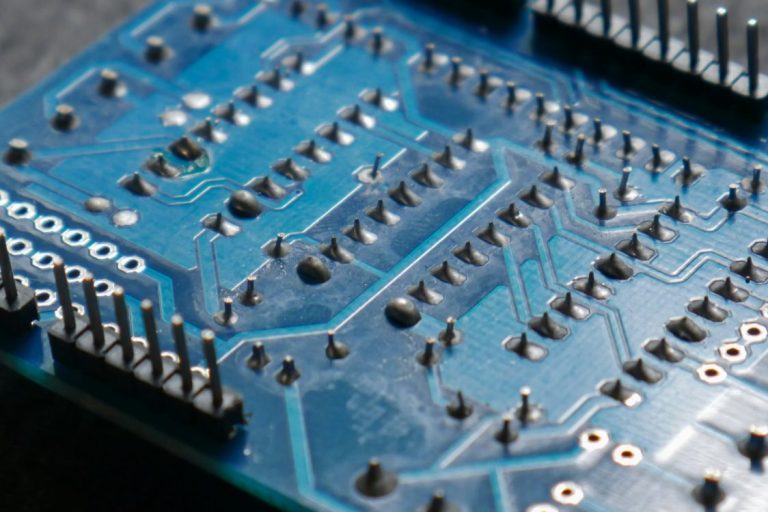 THT- und manuelle SMD-Bestückung einer Leiterplatte für Prototypen und Serienfertigung