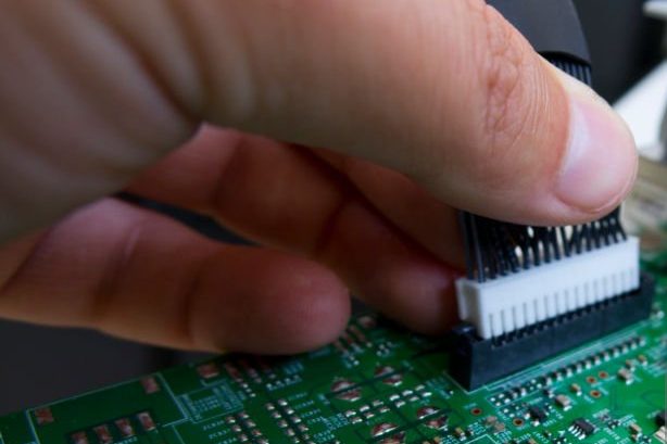 Elektronische Kleinmontage und Montage von Leiterplatten-Baugruppen mit Steckverbindern